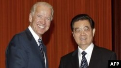 Phó Tổng thống Hoa Kỳ Joe Biden (trái) và Chủ tịch Trung Quốc Hồ Cẩm Ðào