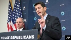 Chủ tịch Hạ viện Paul Ryan (phải) phát biểu trước báo giới ở Washington, ngày 17/11/2015, về chính sách di trú liên quan đến người tị nạn từ Syria.