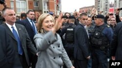 Ngoại trưởng Mỹ Hillary Rodham Clinton tại Pristina, Kosovo, ngày 13 tháng 10, 2010