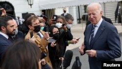 Tổng thống Mỹ Joe Biden nói với báo giới ở Nhà Trắng hôm 17/2.