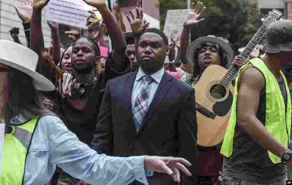 Demonstrators march through the streets in protest of the shooting death of 18-year-old Michael Brown, Atlanta, Georgia,&nbsp;Aug. 18, 2014.