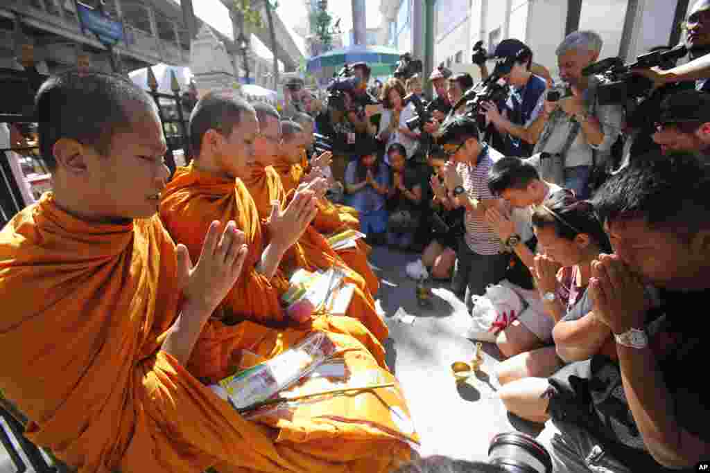 Các nhà sư Thái Lan làm lễ cầu nguyện tại đền Erawan ở Bangkok, ngày 19/8/2015.