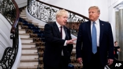 Thủ tướng Anh Boris Johnson và Tổng thống Mỹ Donald Trump bên lề thượng đỉnh G-7 tại Biarritz, Pháp, ngày 25/8/2019.