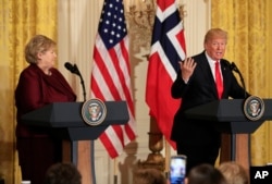 Tổng thống Donald Trump phát biểu trong một cuộc họp báo chung với Thủ tướng Na Uy Erna Solberg trong Phòng Đông của Nhà Trắng, ở Washington, ngày 10 tháng 1, 2018.