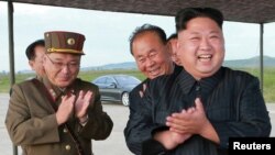 Lãnh tụ Bắc Hàn Kim Jong Un chỉ đạo một vụ phóng tên lửa.