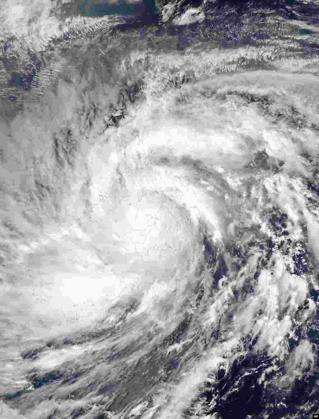 Hình ảnh của NASA cho thấy cơn bão Haiyan đang quét qua Philippines, ngày 8 tháng 11, 2013.