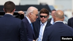 Başkan Joe Biden, Nevada'nın Las Vegas kentindeki Harry Reid Uluslararası Havalimanı'nda Air Force One'a binerken. (17 Temmmuz 2024)