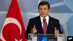 Thủ tướng Thổ Nhĩ Kỳ Ahmet Davutoglu nói trong một cuộc họp báo tại trụ sở của NATO ở Brussels ngày 30/11/2015.