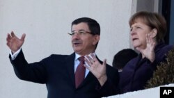 Thủ tướng Đức Angela Merkel và Thủ tướng Thổ Nhĩ Kỳ Ahmet Davutoglu trong buổi lễ chào đón tại Ankara, Thổ Nhĩ Kỳ, ngày 8/2/2016.