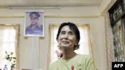 Hôm 13 tháng 11, bà Aung San Suu Kyi được trả tự do sau hơn 7 năm bị quản thúc tại gia.