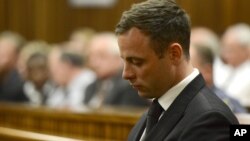 Oscar Pistorius ngồi trước tòa sau khi bị tuyên án 5 năm tù, 21/10/14