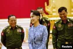 Bà Suu Kyi cam kết sẽ nắm quyền cai trị đất nước thông qua ông Htin Kyaw, người bạn thuở nhỏ và là người thân tín lâu năm của bà. Theo dự liệu, bà sẽ nắm giữ cùng lúc 4 chức vụ, kể cả chức bộ trưởng ngoại giao và bộ trưởng văn phòng tổng thống.