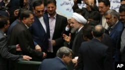 Tổng thống Iran Hassan Rouhani được chào đón tại Quốc hội ở Tehran, ngày 17 tháng 1, 2016.