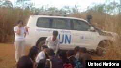 Nhóm người Thượng Việt Nam tiếp xúc với nhân viên UNHCR