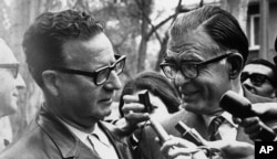 Ông Salvador Allende (trái) thuộc liên minh cánh tả của chủ nghĩa Mác được ứng cử viên Đảng Dân chủ Cơ đốc Radomiro Tomic chúc mừng chiến thắng trong cuộc bầu cử tổng thống Chile tại tư gia của ông Allende ở Santiago, ngày 5 tháng 9 năm 1970.