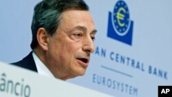 Chủ tịch Ngân hàng Trung ương châu Âu Mario Draghi phát biểu trong một cuộc họp báo ở Frankfurt, Đức, 15/4/2015. 