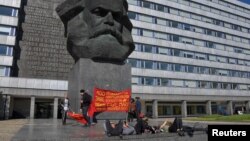 Nhóm người biểu tình dưới tượng của Karl Marx ở Chemnitz, Đức, ngày 1/5/2018.