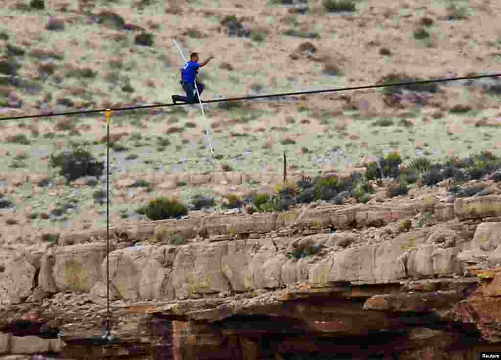 Nik Wallenda ra dấu báo hiệu mọi chuyện vẫn tốt đẹp khi gần sang bờ bên kia của hẻm núi.