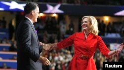 Ứng cử viên tổng thống của đảng Cộng hòa Mitt Romney và vợ Ann Romney trên sân khấu Đại hội Toàn quốc Đảng Cộng hòa, ngày 28/8/2012