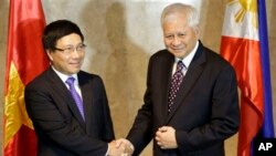 Ngoại trưởng Việt Nam Phạm Bình Minh và Ngoại trưởng Philippines Albert del Rosario.