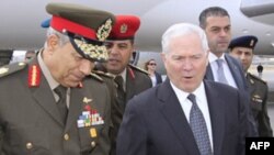 Bộ trưởng Quốc phòng Hoa Kỳ Robert Gates (phải) đến Cairo hôm thứ Tư 23/3/11