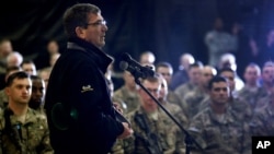 Bộ trưởng Quốc phòng Ashton Carter gặp gỡ các binh sĩ Mỹ tại Afghanistan, ngày 22/2/2015. 