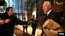 Ông Roger Stone, chiến lược gia và cố vấn cho ông Donald Trump, rời ThápTrump ở New York. (R. Taylor / VOA). Phụ tá của ông, Kakanis, mới nhận trát hầu tòa của CTV Mueller.