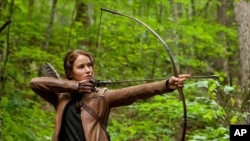 Jennifer Lawrence thủ vai Katniss Everdeen trong phim "The Hunger Games."