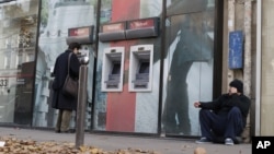 Người vô gia cư xin tiền bên cạnh một máy ATM ở Paris, ngày 20/11/2012. Tổng số người thất nghiệp trong khu vực 17 nước của khu vực Euro đã lên tới mức gần 19 triệu người.