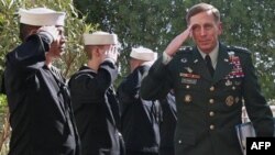 Senato Petraeus’un Merkezi İstihbarat Dairesi Başkanlığını Onayladı