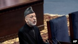 Tổng thống Afghanistan Hamid Karzai nói chuyện tại hội nghị Loya Jirga ở Kabul, Afghanistan, 21/11/13