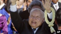 Cựu quốc vương Campuchia Norodom Sihanouk chào những người đến đón ông tại sân bay quốc tế Phnom Penh, 26/5/2006