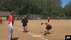 Nhiều người trong đội bóng softball này ở cuối độ tuổi 60 và giữa 70