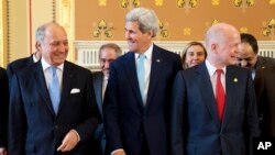 Bộ trưởng Ngoại giao Pháp Laurent Fabius (trái) nói chuyện với Ngoại trưởng Mỹ John Kerry, và Ngoại trưởng Anh William Hague tại London, 15/5/2014.