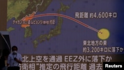 Màn ảnh truyền hình tại Tokyo cho thấy đường đi của phi đạn đạn đạo của Triều Tiên được phóng vào ngày 4/10/2022.