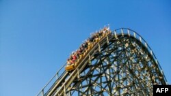 Thành viên của câu lạc bộ American Coaster Enthusiasts tham gia trò chơi roller coaster nhiều lần trong một ngày