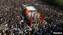 Hàng ngàn người Ấn Độ tham dự tang lễ của Thủ lãnh phe cực đoan Ấn Độ Bal Thackeray tại Mumbai, ngày 18/11/2012.