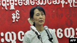 Bà Aung San Suu Kyi phát biểu trong một cuộc họp với các thành viên thuộc Liên minh Toàn quốc Đấu tranh cho Dân chủ tại trụ sở của đảng tại Rangoon, Miến Điện, ngày 8/2/2011