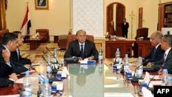 Phó tổng thống Yemen Abed Rabbo Mansour Hadi (giữa) chủ trì 1 cuộc họp với các thành viên cao cấp của đảng cầm quyền ở Sana'a (hình lưu trữ)