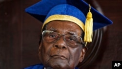 Ông Mugabe, trong áo mão lễ tốt nghiệp, đến dự lễ tại một đại học ở thủ đô Harar, ngày 17/44/2017.