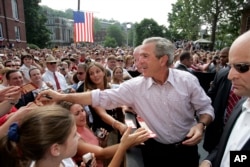 Başkan Bush, bir 4 Temmuz Bağımsızlık Günü kutlamasında halkı selamlarken.