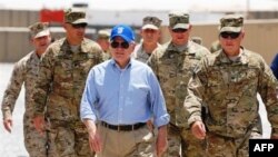 Bộ trưởng Quốc phòng Hoa Kỳ Robert Gates tới miền Nam Afghanistan để chào tạm biệt binh sĩ Mỹ