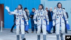 Phi hành gia người Anh Tim Peake (trái), phi hành gia người Nga Yuri Malenchenko (giữa) và phi hành gia Mỹ Tim Kopra tại trung tâm vũ trụ Baikonur ở Kazakhstan.