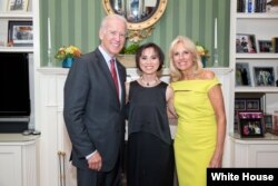 Cô Amazin Lethi chụp cùng Phó Tổng thống Joe Biden và Phu nhân Jill Biden 24/6/2014. (Ảnh: Tòa Bạch Ốc/David Lienemann)