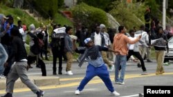 Nhiều cảnh sát bị thương trong vụ xô xát với người biểu tình sau đám tang của Freddie Gray, 27/4/15