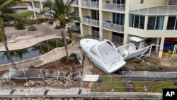 Florida eyaletindeki St. Petersburg kentinde marinadaki bazı tekneler karaya sürüklendi.