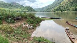 Những chiếc ghe buông neo trên bờ sông Mekong gần nơi xây đập thuỷ điện Luang Prabang bắc Lào [nguồn: RFA].