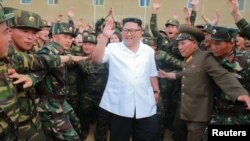 Lãnh tụ Triều Tiên Kim Jong Un thị sát Đơn vị 1524 của Quân đội Nhân dân Triều Tiên trong một bức hình không đề ngày tháng do Thông tấn xã Trung ương Triều Tiên công bố, ngày 30 tháng 6, 2018.