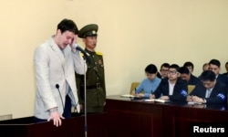 Sinh viên Mỹ Otto Warmbier bật khóc tại tòa án ở Bắc Triều Tiên. Ảnh của hãng tin nhà nước Bắc Triều Tiên KCNA đưa ra tại Bình Nhưỡng ngày 16/3/2016.