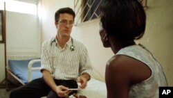 Bác sĩ Marc Aguirre, Giám đốc tổ chức Hope Worldwide ở Tây Phi nói chuyện với một bệnh nhân nhiễm virus HIV tại một bệnh viên ở Abidjan